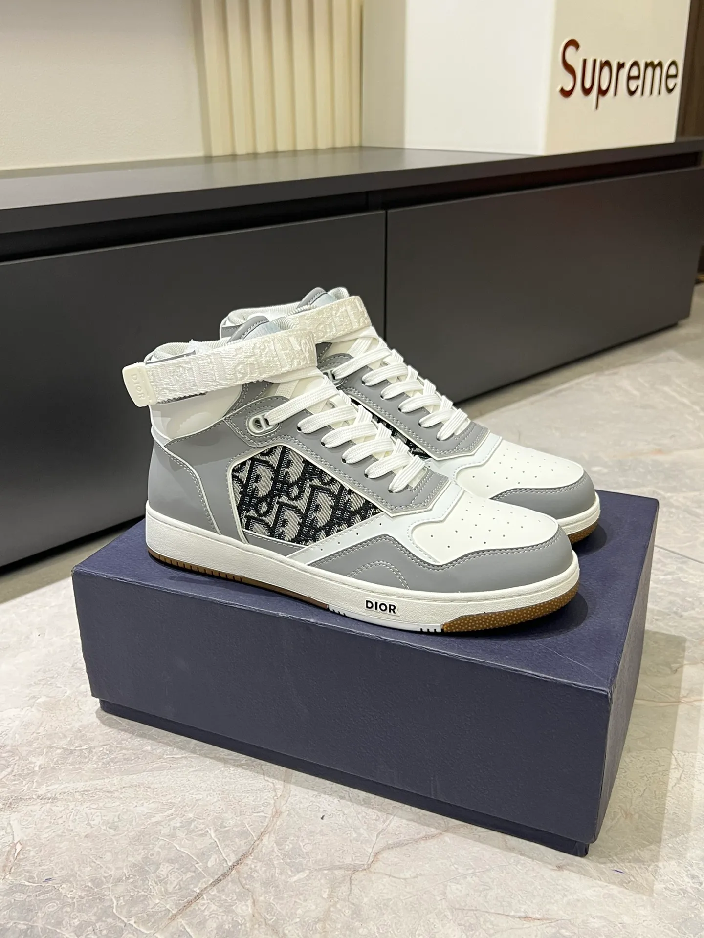 Men's shoes 💰p460 "Dio*" mid-top B27 casual sneakers. This B27 high-top sneaker is a new product in the series and continues Di*r's classic style. Crafted from gray and white smooth calf leather with beige and black Oblique print panels on the sides. The "CD Icon" shaped shoelace eyelets are clever and delicate, and the two-color rubber sole, rear collar and heel are all equipped with the brand's iconic details to enhance the style. Oblique printed straps at the ankle allow for an adjustable fit to complement the overall design. Fashionable and versatile, it can complement any look. Create an exquisite design with unique dynamic vitality and modern atmosphere, presented in low-top and high-top styles. This new must-have shoe adds a new dimension to Dior's archive heritage, embodying modern elegance. Purchase the original version and make it 1:1. If you need top quality, please come to me! Male 38-44!